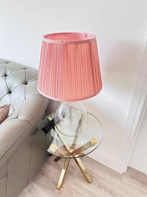 Central Derby Urban 2 Bedroom Flat - An Oasis Of Elegance! Free Parking And Wifi Suitable For Families And Professionals Kültér fotó